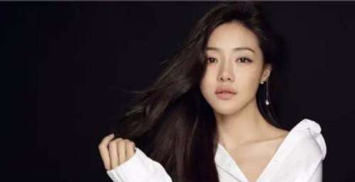 凭借《爱情公寓》而成名的她，惊艳了黑马电影《扬名立万》