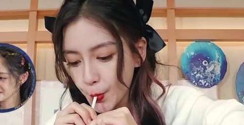 baby大力吸可乐，“腮帮”突然出现一处凹陷，粉丝看清后懵了
