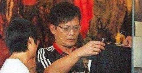 香港街头遇见明星，却没人“搭理”，当地人：这有啥稀奇的！