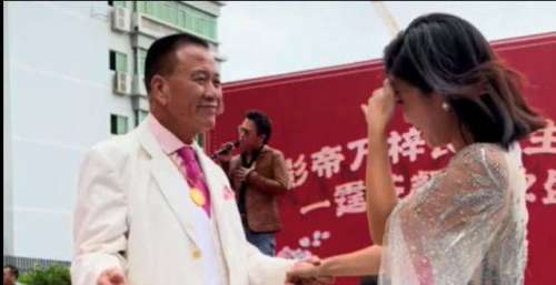 64岁万梓良现身开业仪式，牵住女主持的手亲密共舞，对方满脸尴尬