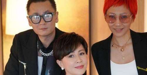 刘嘉玲带弟妹参加艺术展，弟妹时尚穿搭抢镜，气质不输嘉玲姐