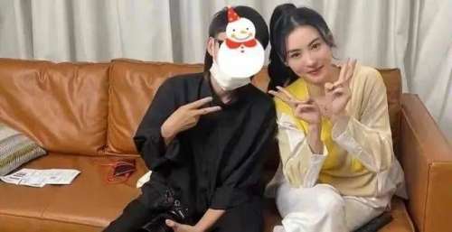张柏芝穿拖鞋与人合影，真人年轻漂亮像18岁，被赞越老越好看