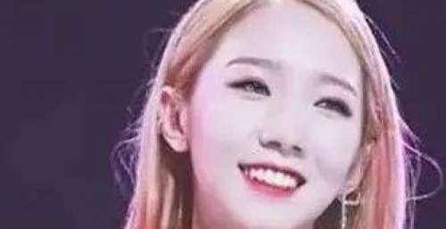 对韩国国旗敬礼，承认忘记自己来自中国，在韩务工爱豆下头行为