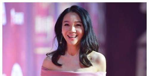 安徽卫视一姐周群；曾与郭德纲传绯闻，出道30年月薪只有3000？