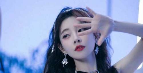 冯提莫发布新歌获一致好评，心情大好微博晒清凉美照