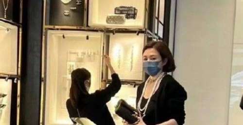 关之琳逛珠宝店，戴百万珍珠项链选货，打扮贵气又优雅