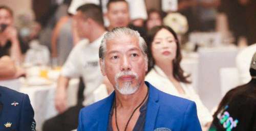 上海偶遇“乌鸦哥”张耀扬，打扮时尚单手插兜，满头白发超显霸气