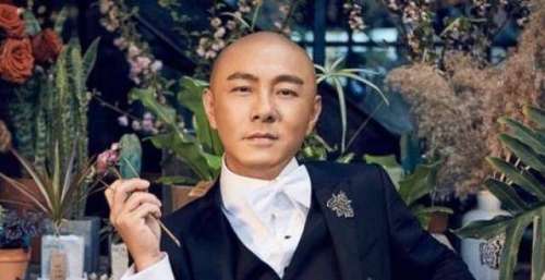 张卫健张茜：参加聚会，女方抖腿抽烟旁若无人，男方一脸烦闷