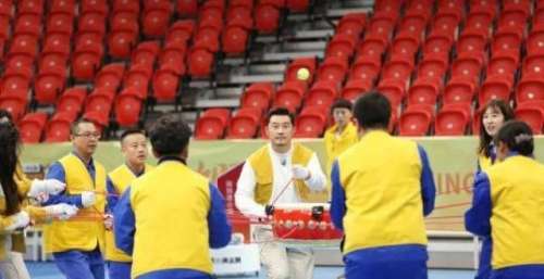 《奔跑吧·黄河篇2》99人成功颠球100个，超越自我展现团结精神