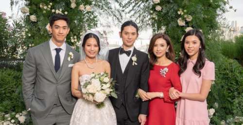 霍英东孙女婚礼上与吴婉芳同框，表情僵硬不及54岁婆婆抢镜