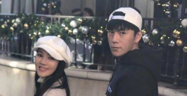 秦昊夫妇现身机场，伊能静紧挽老公手臂，不时盯着他看如迷妹一般