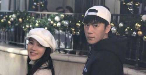 秦昊夫妇现身机场，伊能静紧挽老公手臂，不时盯着他看如迷妹一般