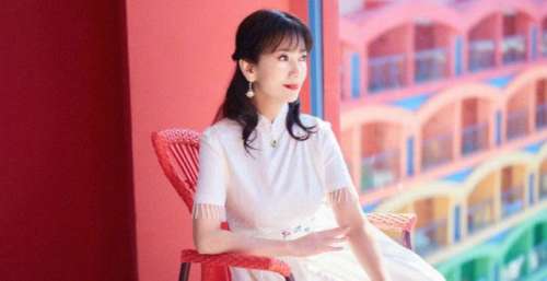 赵雅芝68岁生日，老公黄锦燊送花，仨儿子亲自做蛋糕给她好幸福