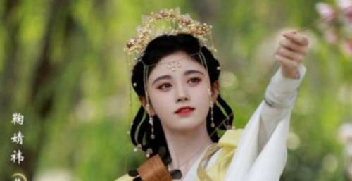 鞠婧祎再添迷惑造型，进击的半永久妆，穿丧服晕倒也无法放弃