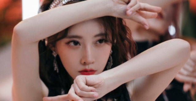 冯提莫全新唱跳歌曲上线，新歌登上热搜，让我们​一​“窥”究竟
