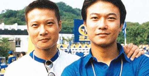 57岁钱小豪与俩儿子合影：宛如三兄弟，基因太强大