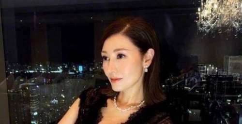 李嘉欣13日和曾志伟贴头合影非常亲密，老公许晋亨居然跟着傻笑