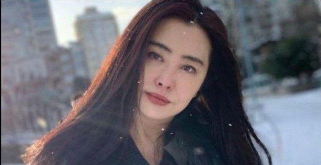 王祖贤素颜照曝光！招牌黑长发＋嘟嘴卖萌 仙女颜值粉丝一看险暴动