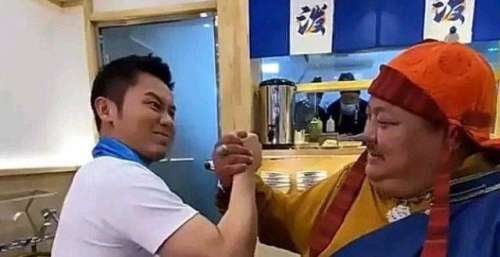 恩克彻了！李晨面馆开业请恩克做宣传，网友：该感谢毛子哥