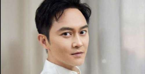 66岁戏骨任达华送外卖！与张智霖亲自上门送奶茶，弯腰递货无架子