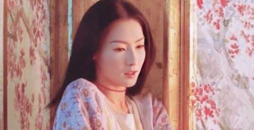 41岁张柏芝秀幸福，晒俩儿子亲吻脸颊照，14岁Lucas不再像谢霆锋