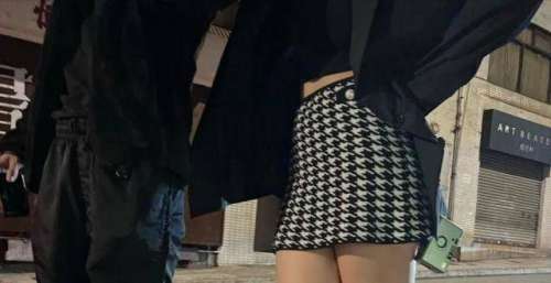 陈奕迅老婆晒女儿近照，17岁陈康堤秀半截长腿，网友：好像啤酒妹