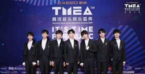 时代少年团5人走红毯，少年们不忘帮缺席的丁程鑫与张真源签名，团魂好戳人