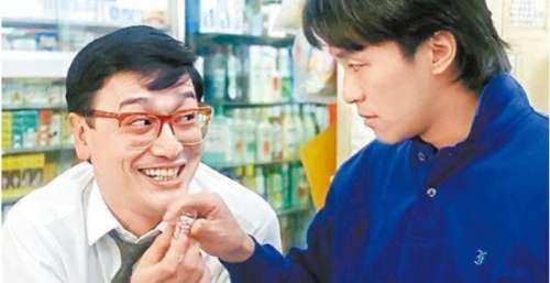 张智霖舅舅现身东莞，头发稀少眼神犀利，面对镜头略显羞涩