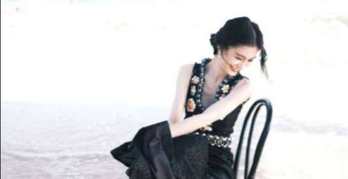 Angelababy脚踩恨天高走秀，背长裙似仙女，小心翼翼防止意外