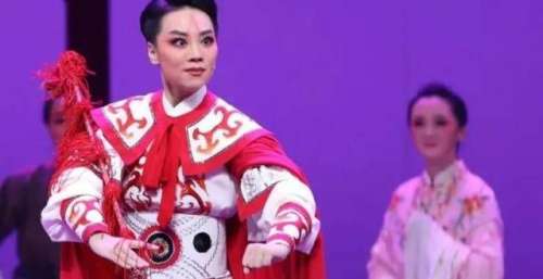 她是俘获众多少女芳心的新生代“男神”！