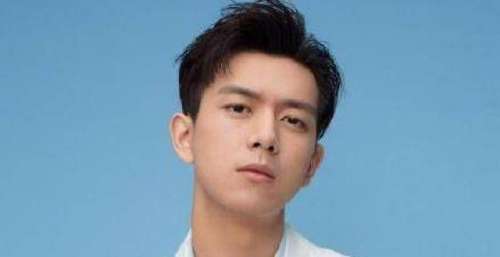 三亚沙滩偶遇李现，湿发运动少年谁能不心动呢？