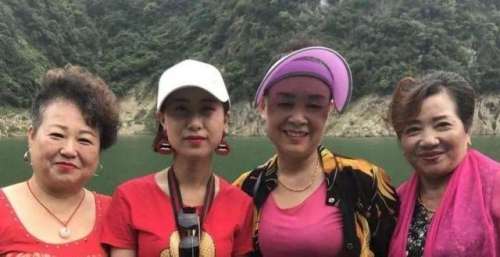 策巴子广场舞：《红雪莲》，你那深情的眼神，让我想起天山的湖水