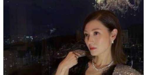 51岁李嘉欣晒美照，身上珠宝首饰价格不菲，豪门阔太日常生活？