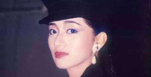 2003年梅艳芳曾在刘德华怀中死去，7天后阿叻绝食自尽，谁更爱她？