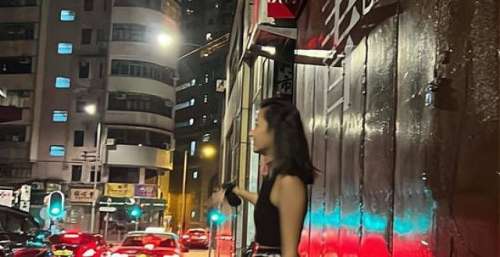 陈奕迅17岁女儿近照曝光，脚上7万元长靴抢镜，离出道越来越近？
