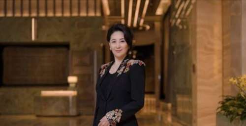 身上一枚别针价值上百万，还送保姆一套豪宅，60岁却依然未嫁
