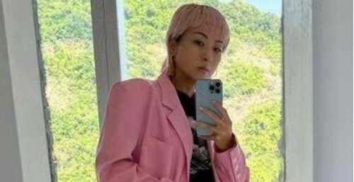 陈奕迅老婆罕晒女儿，17岁陈康堤穿一身奢侈品，模样似母亲翻版