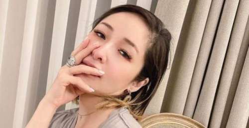 萧亚轩庆祝出道22周年，手遮疤痕娇俏三连拍，42岁卖萌毫无违和感