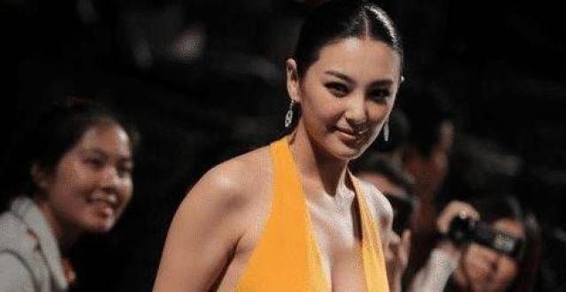 有种霸气叫张雨绮的“鱿鱼坐”，当看到坐姿那刻，社会我绮姐啊！
