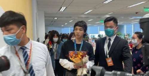 华晨宇新浪扫楼帅气逼人，直播里一个细节，凸显温柔一面