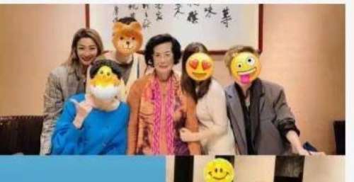 天后郑秀文晒全家福，发文悼念父亲去世一周年，不见老公许志安？