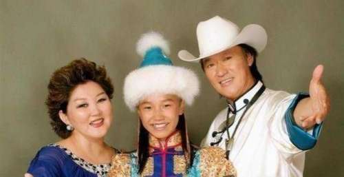 《吉祥三宝》现状：父亲不幸去世，母亲丧偶隐退，“女儿”大变样