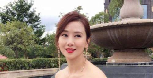 翁虹，拍风月片被豪门婆婆嫌弃，39岁嫁普通小丈夫，婚后生活幸福