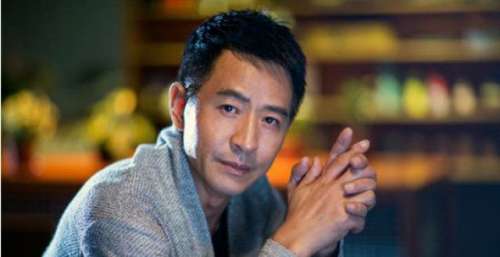 他们是亲兄弟，哥哥凭《伪装者》走红，弟弟更是获得东京影帝