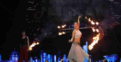 上线3期即引热议，邓紫棋搞怪谢霆锋严格，“硬核”综艺火了？