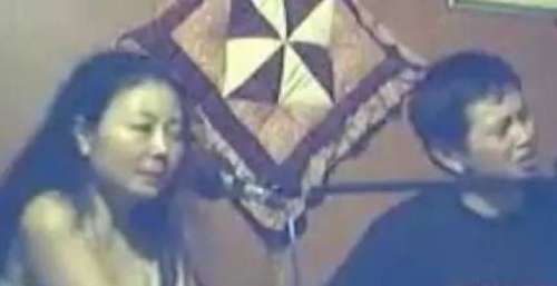 无名女歌手，一把木吉他，30多年前的老歌，一开口就让人泪如雨下