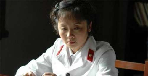 她两次登上，捧红丈夫后却被抛弃，独自抚养儿子生活却很美满