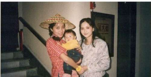 《家有儿女》出演小雪亲妈，大红时常驻舞台，如今越活越年轻