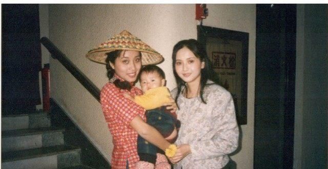 《家有儿女》出演小雪亲妈，大红时常驻舞台，如今越活越年轻