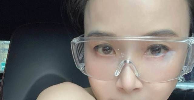 52岁萧蔷素颜自拍，年轻状态不输关之琳，不会考虑结婚生子